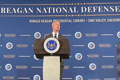 William Thornberry, membre du conseil d’administration de CAE USA, reçoit le prix Peace Through Strength au 2021 Reagan National Defense Forum